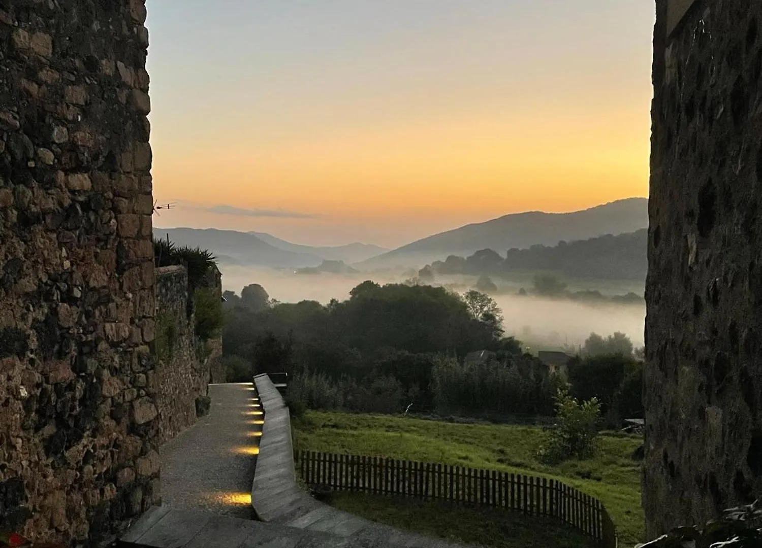 Hotel Cal Sastre Santa Pau 4*,